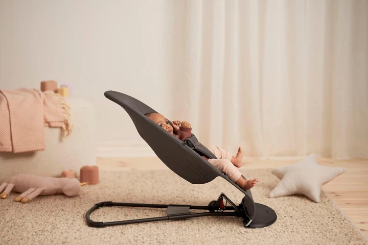 Кресло-качалка BabyBjorn Balance Soft Woven/Jersey Tri Fabric Dark Grey, 7317680050212 - Фото 4 Кресло-качалка BabyBjorn Balance Soft Woven/Jersey Tri Fabric Dark Grey, 7317680050212 - изображение 4