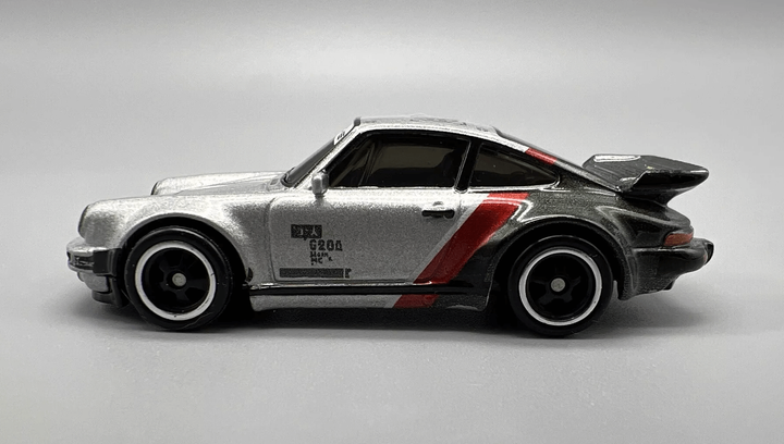 Машинка Premium Hot Wheels Cyberpunk 2077 Porsche 911 Turbo (930