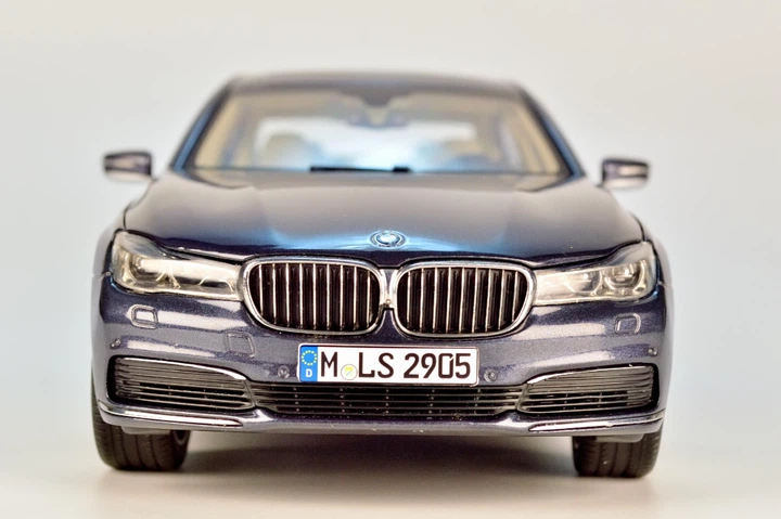 Модель автомобиля BMW 750Li 1:18 Серая – игрушки с доставкой от