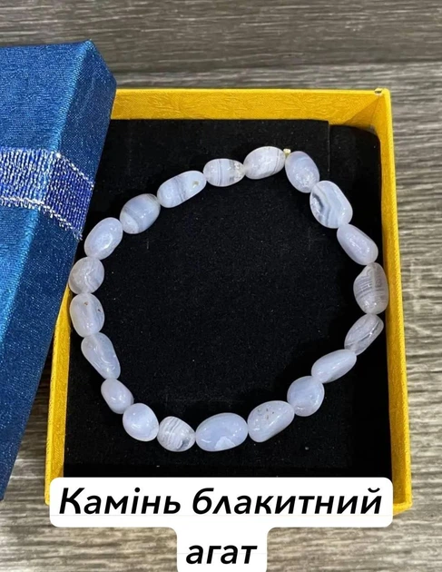 Браслет из натурального камня Агат голубой природная форма бусин размером от 6 до 10 мм длина обхвата 18 см стрейч упакован в коробочку (13008) - Фото 1 Браслет из натурального камня Агат голубой природная форма бусин размером от 6 до 10 мм длина обхвата 18 см стрейч упакован в коробочку (13008) - изображение 1