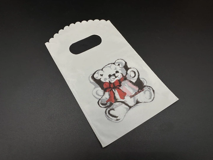 Пакет подарунковий поліетиленовий Small bear з принтом 15 х 9 см Слонова кістка (BGN-137) - Фото 1 Пакет подарунковий поліетиленовий Small bear з принтом 15 х 9 см Слонова кістка (BGN-137) - зображення 1