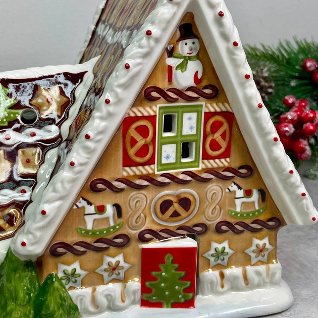 Подсвечник пряничный домик Villeroy & Boch Christmas Toys Memory 15х20 см музыкальный (1483276505) - Фото 7 Подсвечник пряничный домик Villeroy & Boch Christmas Toys Memory 15х20 см музыкальный (1483276505) - изображение 7
