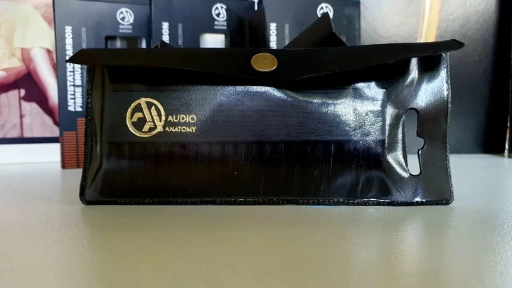 Щітка для чищення вінілу Audio Anatomy Oak Wood Brush Black With Antistatic Goat And Nylon Fiber - Deluxe Dry & Wet Cleaning - Фото 3 Щітка для чищення вінілу Audio Anatomy Oak Wood Brush Black With Antistatic Goat And Nylon Fiber - Deluxe Dry & Wet Cleaning - изображение 3