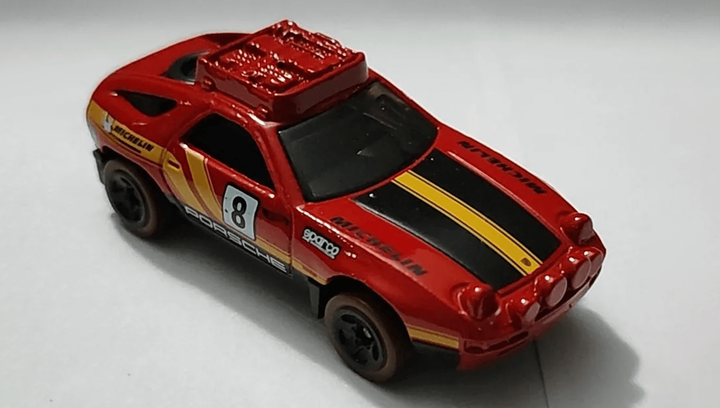 Машинка Базова Hot Wheels Porsche 928S Safari Treasure Hunts Dirt 1:64 HTF29 Red - Фото 5 Машинка Базова Hot Wheels Porsche 928S Safari Treasure Hunts Dirt 1:64 HTF29 Red - зображення 5