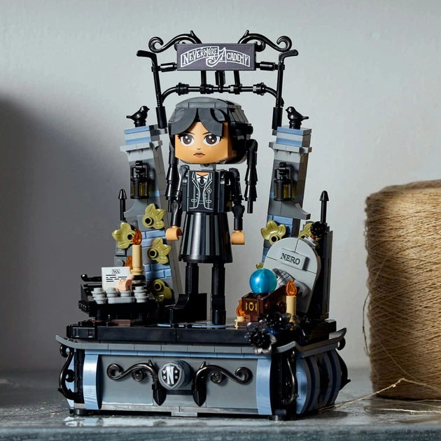 Конструктор LEGO Wednesday Фигурка Венздей Аддамс 702 детали