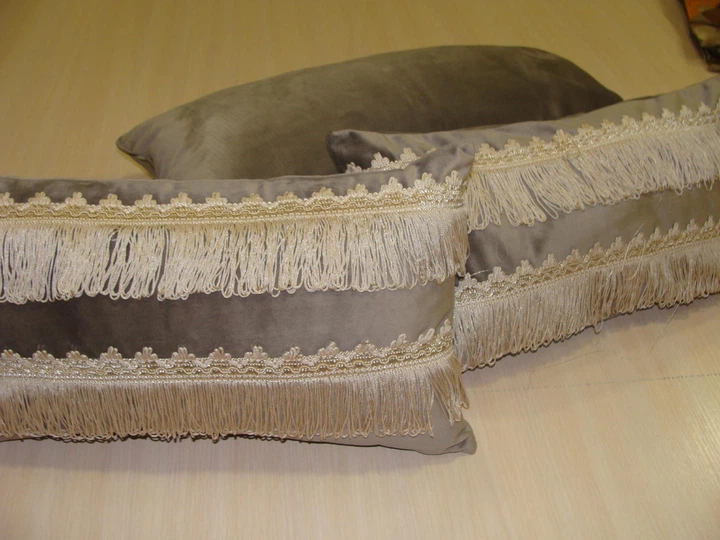 Комплект декоративних подушок Firanka Hand Made оксамит 60х30см 1шт 48х25см 2шт сірі 3шт (п_0375) - Фото 3 Комплект декоративних подушок Firanka Hand Made оксамит 60х30см 1шт 48х25см 2шт сірі 3шт (п_0375) - зображення 3