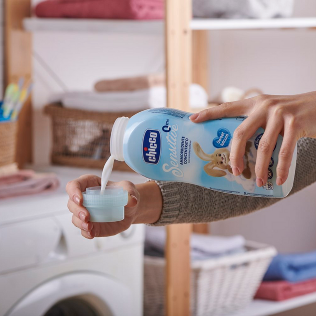 Ополіскувач-пом'якшувач тканин для дитячої білизни 0+ Chicco Sensitive Sweet Talcum 750мл 30 прань - зображення 2