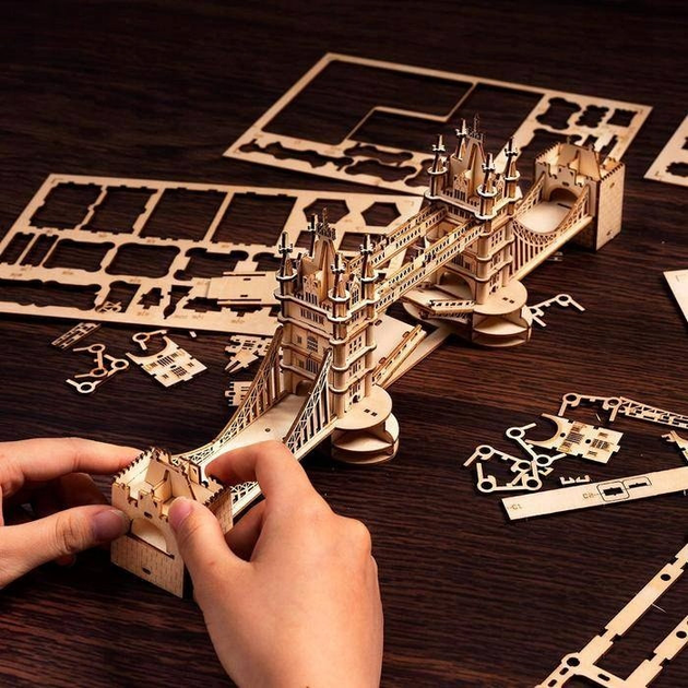 3D Puzzle drewniane Robotime Rolif LED Tower Bridge 11.1 x 7.5 x 36 cm 113 elementów (6974280920591) - obraz 3