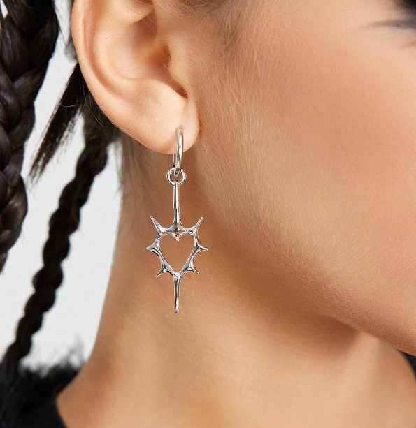 Сережки Fashion Jewerly серця з біжутерія шипами в стилі y2k готика сріблясті (SVS) - Фото 5 Сережки Fashion Jewerly серця з біжутерія шипами в стилі y2k готика сріблясті (SVS) - зображення 5