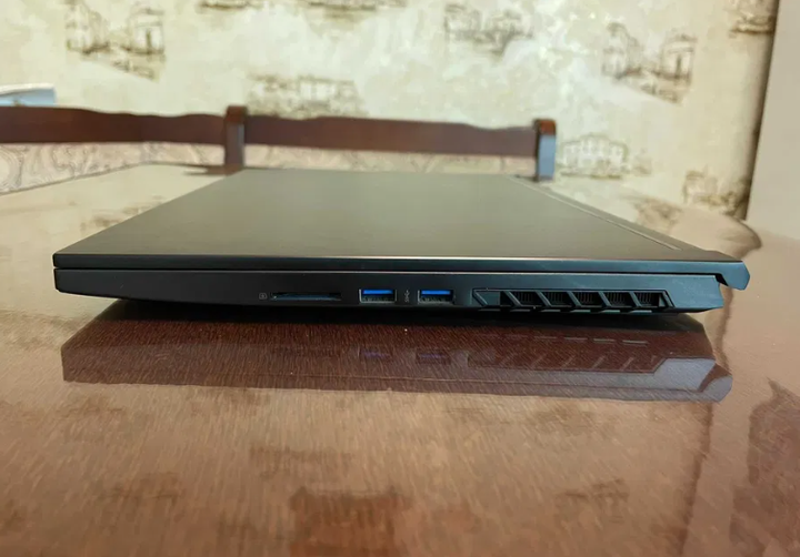 Игровой ноутбук Eluktronics MECH 15G3 Ultra / 17.3" (1920x1080) IPS / Intel Core i7-10875H (8 (16) ядер по 2.3 - 5.1 GHz) / 16 GB DDR4 / 1000 GB SSD / nVidia GeForce RTX 2080, 8 GB GDDR6, 256-bit / WebCam б/у - изображение 8