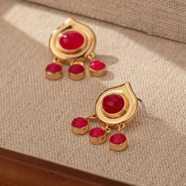 Сережки женские бижутерия "Красные подвески" jeweston золотистые - Фото 4 Сережки женские бижутерия "Красные подвески" jeweston золотистые - изображение 4