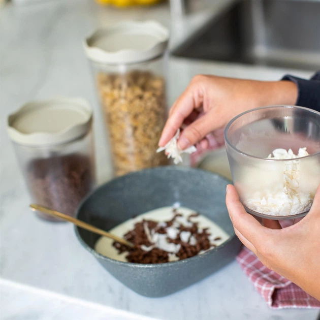 Контейнер для продуктів Koziol Prince M пластиковий герметичний nature desert sand 750 мл (4002942563694) - зображення 5