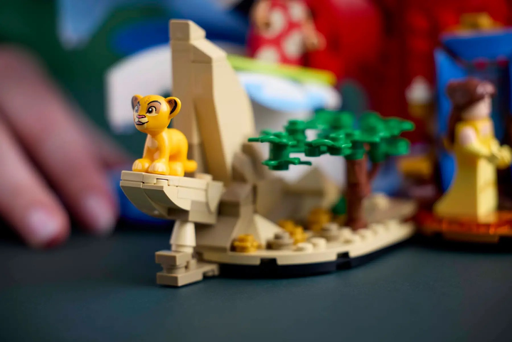 Zestaw klocków LEGO Ideas Magia Disneya 1103 elementy (21352) - obraz 7