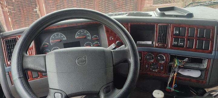 Накладки на панель для Volvo FH 2002-2008 (древесный стиль) - изображение 5