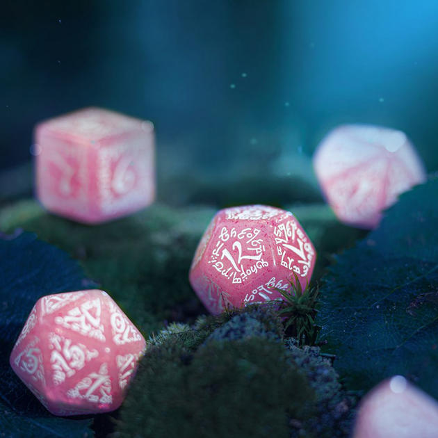 Набір кісток Q-Workshop Elvish Dice Kit Ельфійські 7 деталей Рожево-білі (5907699496907) - зображення 4