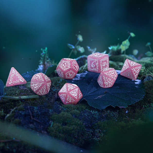 Набір кісток Q-Workshop Elvish Dice Kit Ельфійські 7 деталей Рожево-білі (5907699496907) - зображення 6
