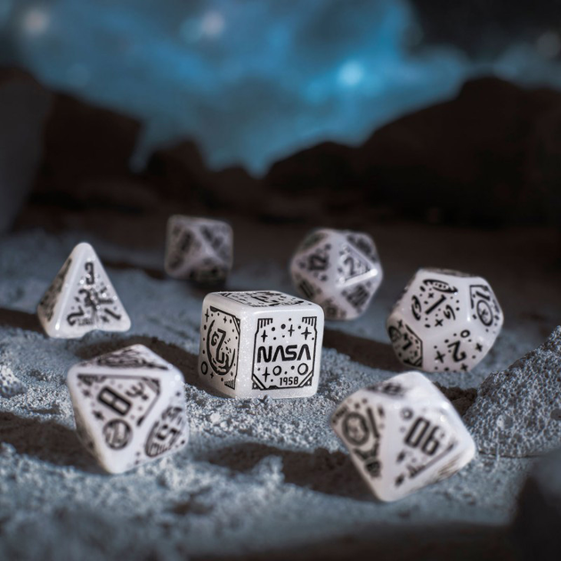 Набір кісток Q-Workshop Space Dice Kit Космічний Аполлон 7 деталей Біло-чорні (5907699497263) - зображення 4