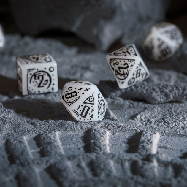 Набір кісток Q-Workshop Space Dice Kit Космічний Аполлон 7 деталей Біло-чорні (5907699497263) - зображення 5
