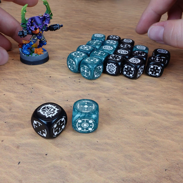 Набір кісток Q-Workshop Crosshairs Compact D6 RPG Dice Kit Приціл 20 деталей Грозові та чорні (5907699497355) - зображення 4