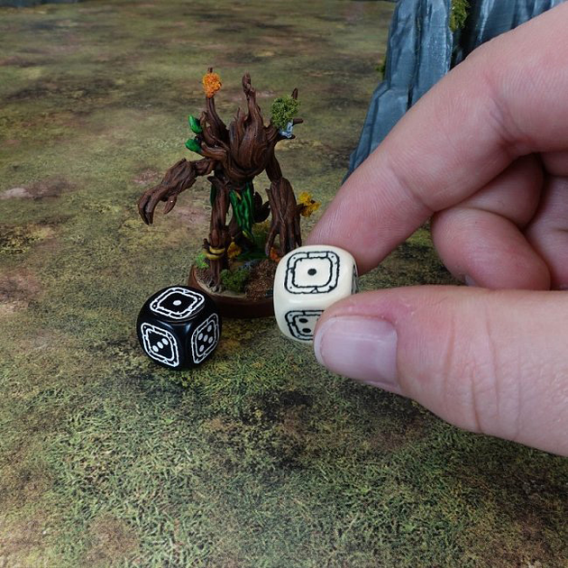 Zestaw kości Q-Workshop Fortress Compact D6 RPG Dice Kit Forteca 20 elementów Czarne i Beżowe (5907699497393) - obraz 4
