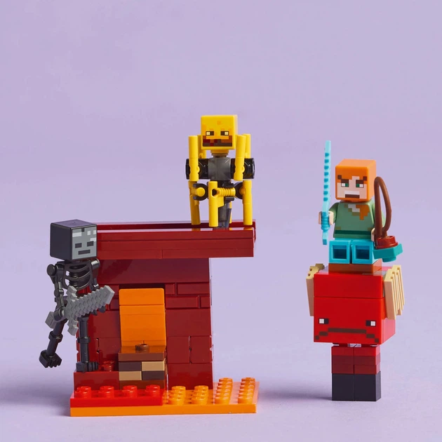 Конструктор LEGO Minecraft Битва с лавой в Незере 99 деталей
