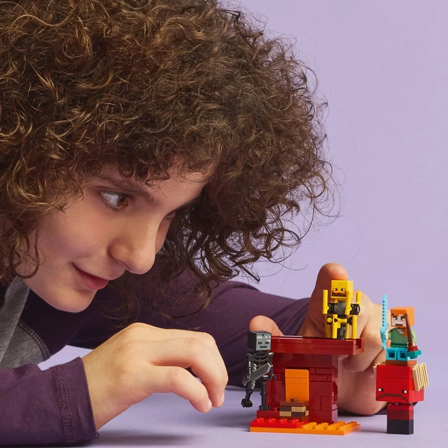 Конструктор LEGO Minecraft Битва с лавой в Незере 99 деталей