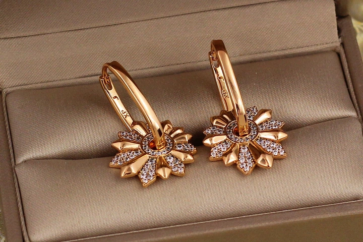 Сережки Xuping Jewelry Жоржина зі зйомними квітками 3 см золотисті - зображення 2