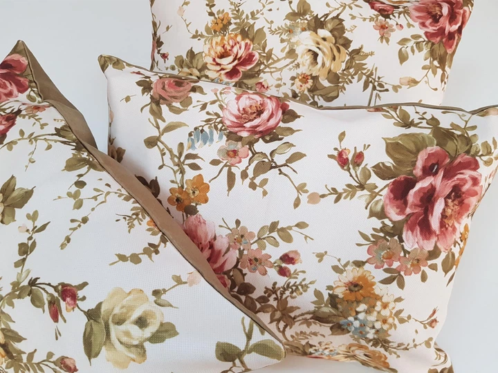 Комплект декоративних подушок Firanka Flowers Rose 45х35см 3шт молочний (п_0642) - Фото 2 Комплект декоративних подушок Firanka Flowers Rose 45х35см 3шт молочний (п_0642) - зображення 2
