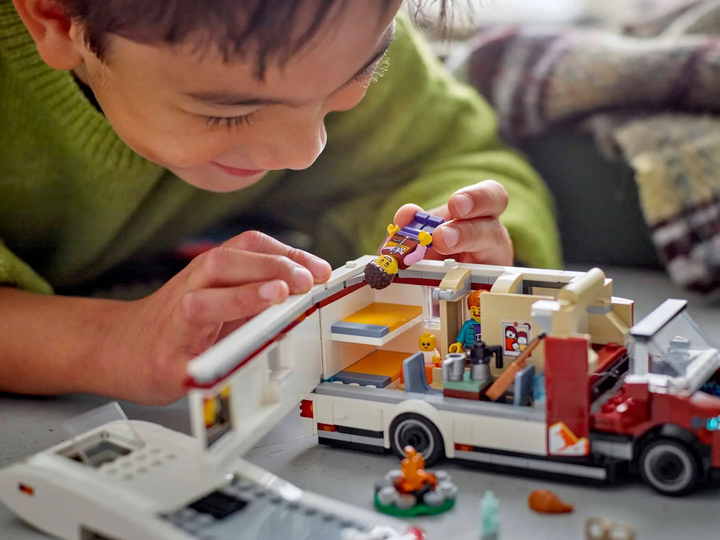 Zestaw klocków LEGO City Wakacyjny kamper pełen przygód 385 elementów (60454) - obraz 11