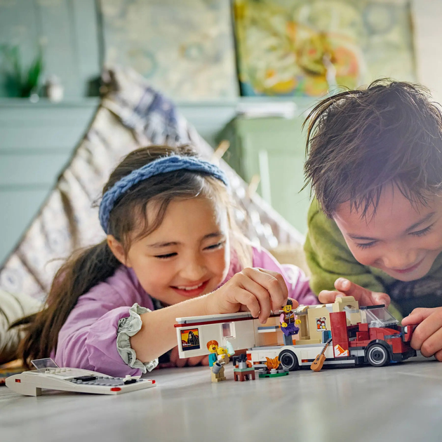 Zestaw klocków LEGO City Wakacyjny kamper pełen przygód 385 elementów (60454) - obraz 12