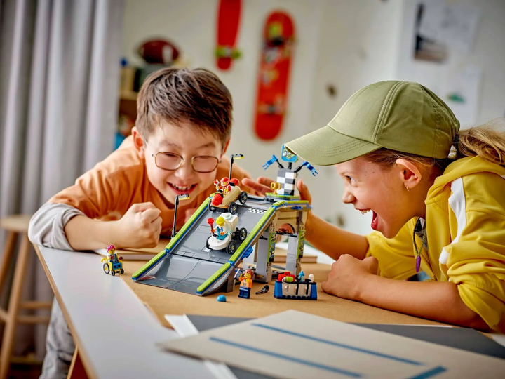 Конструктор LEGO City Без меж: трек з рампою для перегонів 436 елементів (60460) - зображення 10