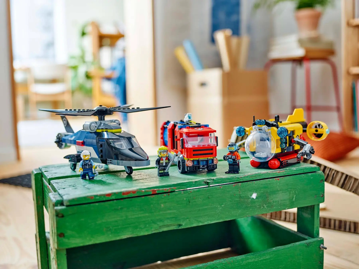 Zestaw klocków LEGO City Zestaw z helikopterem wozem strażackim i łodzią podwodną 874 elementy (60462) - obraz 9