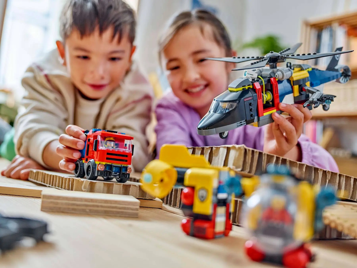 Zestaw klocków LEGO City Zestaw z helikopterem wozem strażackim i łodzią podwodną 874 elementy (60462) - obraz 11