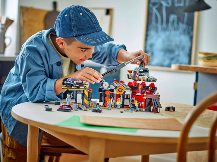 Zestaw klocków LEGO City Złomowisko z samochodami 871 element (60472) - obraz 9