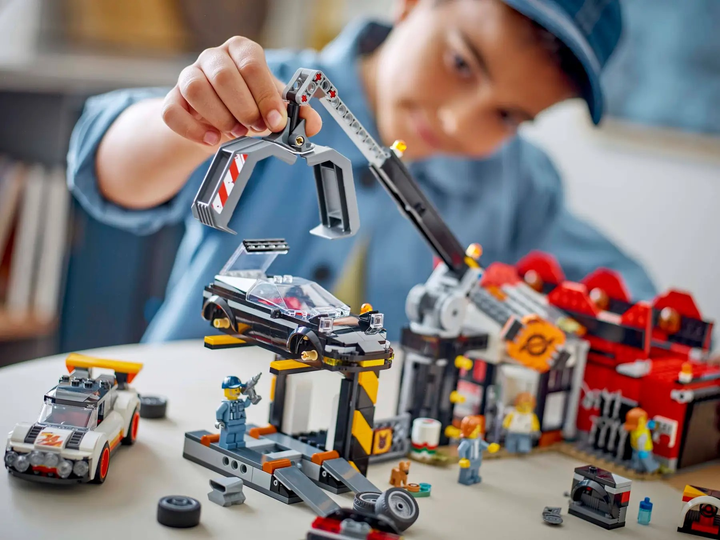 Zestaw klocków LEGO City Złomowisko z samochodami 871 element (60472) - obraz 11