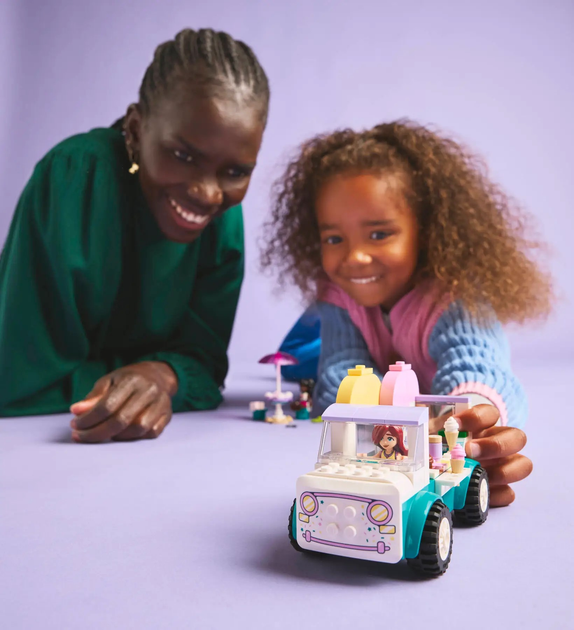 Zestaw klocków LEGO Friends Furgonetka z lodami w mieście Heartlake 92 elementy (42644) - obraz 10
