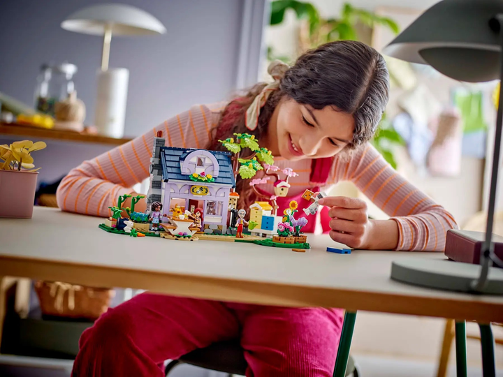 Конструктор LEGO Friends Бджолиний будинок і квітник 1161 елемент (42669) - зображення 12