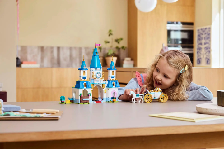 Конструктор LEGO Disney Princess Замок Попелюшки і карета 596 елементів (43275) - зображення 11