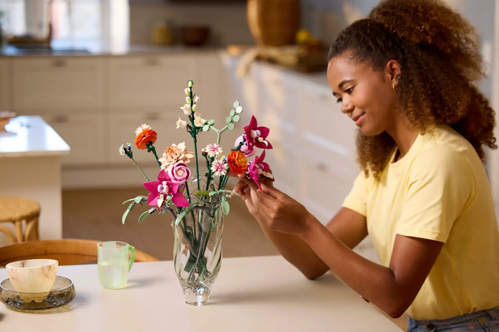 Конструктор LEGO Botanicals Красивий букет рожевих квітів 749 елементів (10342) - зображення 10