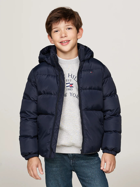 Дитяча зимова куртка для хлопчика Tommy Hilfiger KB0KB08341-DW5 128 см Темно-синя від Rozetka на платформі USKIDKA Акція на Дитяча зимова куртка для хлопчика Tommy Hilfiger KB0KB08341-DW5 128 см Темно-синя від Rozetka