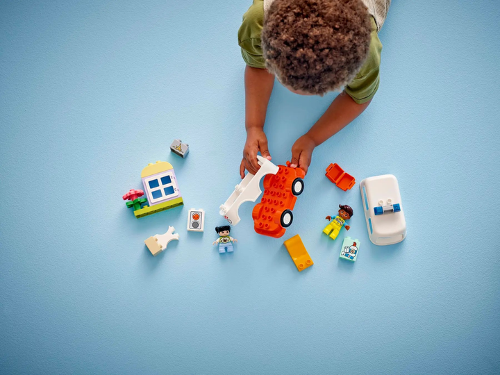 Конструктор LEGO DUPLO Швидка допомога з водієм 19 елементів (10447) - зображення 9