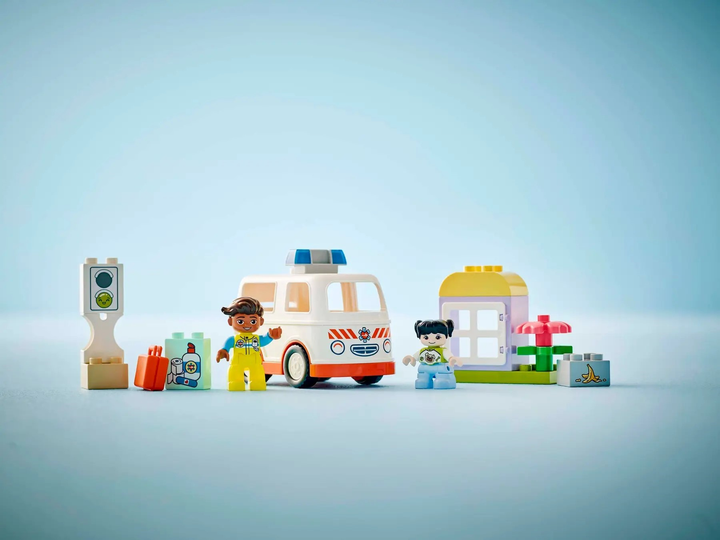Конструктор LEGO DUPLO Швидка допомога з водієм 19 елементів (10447) - зображення 10