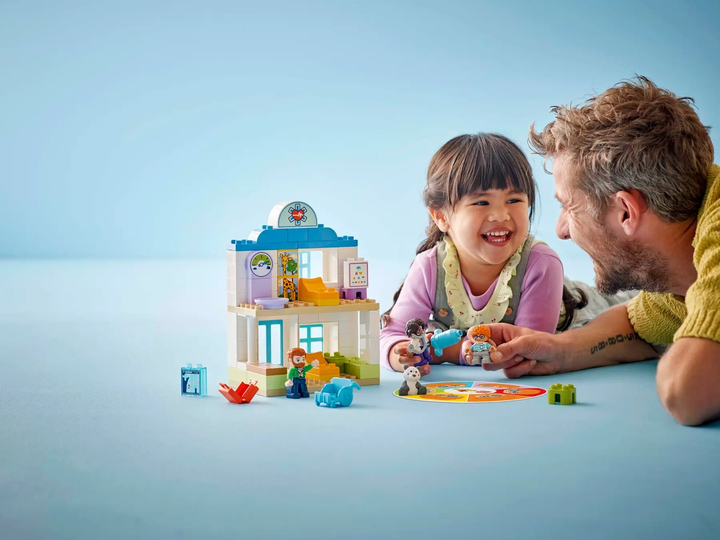 Zestaw klocków LEGO DUPLO Wizyta u lekarza 65 elementów (10449) - obraz 8