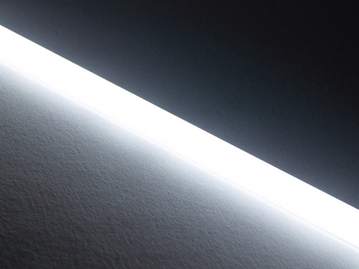 Світлодіодна лінійка SMD2835 72 LED 220В 6Вт IP44 6000K 300мм в матовому корпусі - зображення 2
