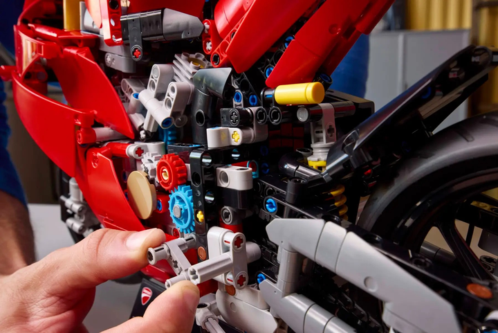 Конструктор LEGO Technic Мотоцикл Ducati Panigale V4 S 1603 елементи (42202) - зображення 8