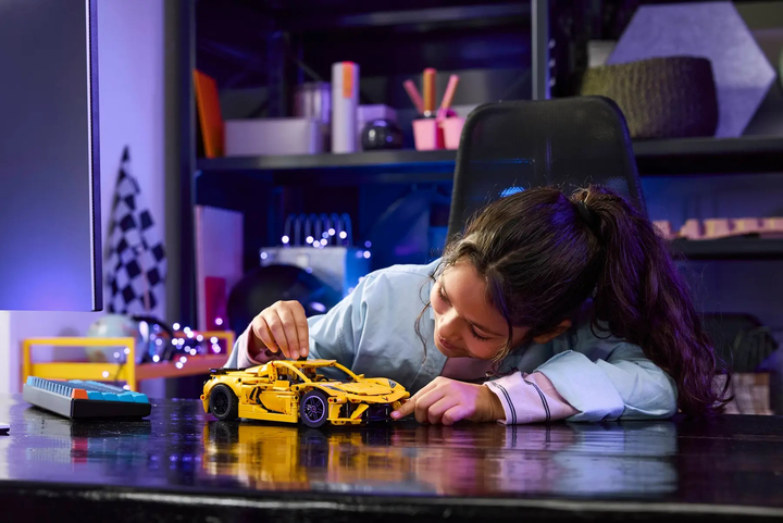 Конструктор LEGO Technic Chevrolet Corvette Stingray 732 елементи (42205) - зображення 10