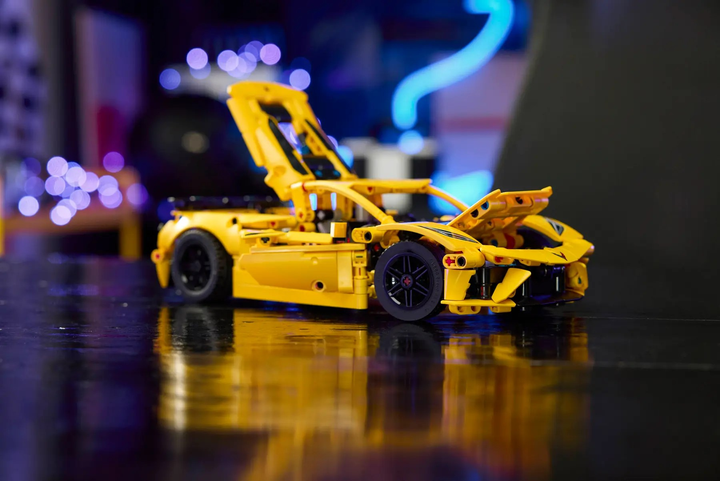 Конструктор LEGO Technic Chevrolet Corvette Stingray 732 елементи (42205) - зображення 11