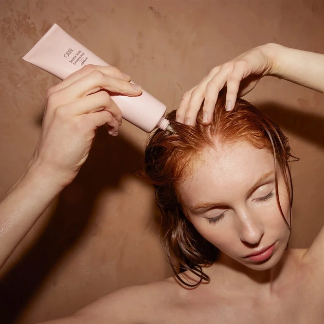 Скраб для шкіри голови Serene Scalp Exfoliating Scrub Oribe 125мл - Фото 3 Скраб для шкіри голови Serene Scalp Exfoliating Scrub Oribe 125мл - зображення 3