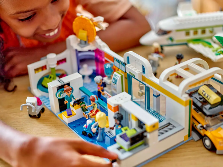 Zestaw klocków LEGO Friends Samolot i lotnisko w mieście Heartlake 958 elementów (42656) - obraz 7