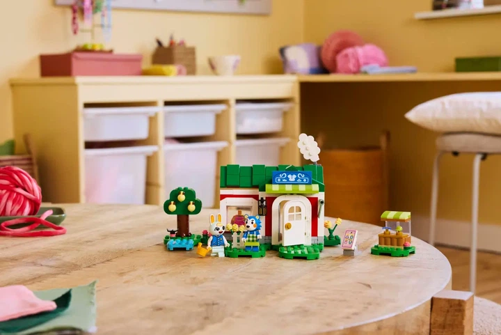 Конструктор LEGO Animal Crossing Способные сестры и магазин одежды 322 детали (77055) - изображение 11